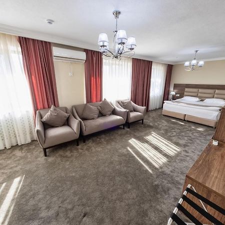 Osh Grand Hotel Chavo ภายนอก รูปภาพ