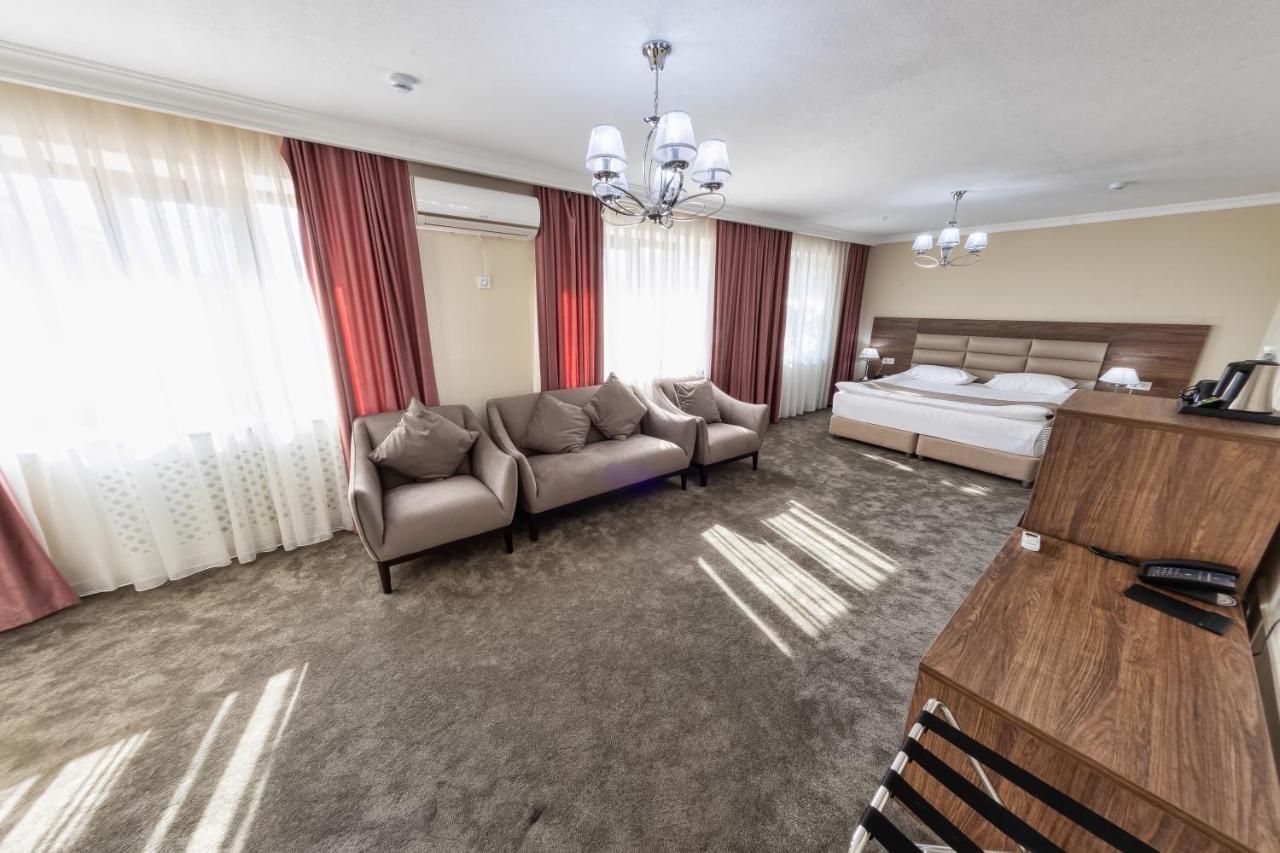 Osh Grand Hotel Chavo ภายนอก รูปภาพ