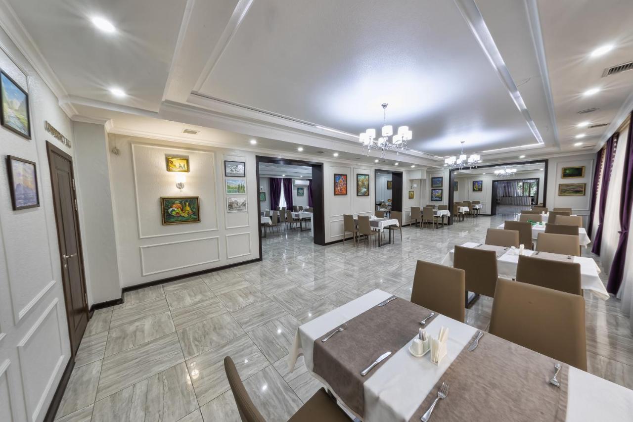 Osh Grand Hotel Chavo ภายนอก รูปภาพ