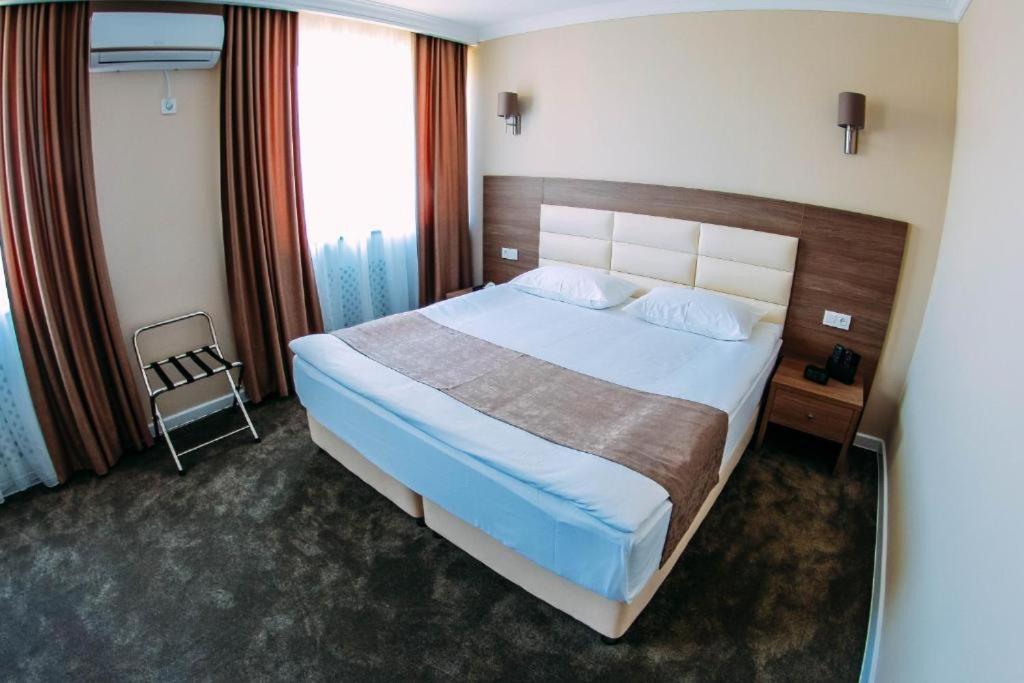 Osh Grand Hotel Chavo ภายนอก รูปภาพ