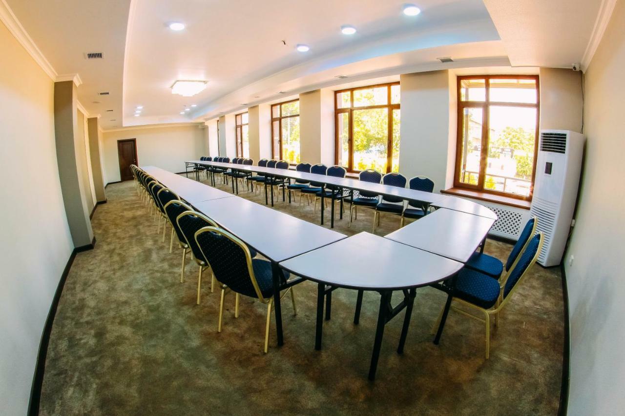 Osh Grand Hotel Chavo ภายนอก รูปภาพ